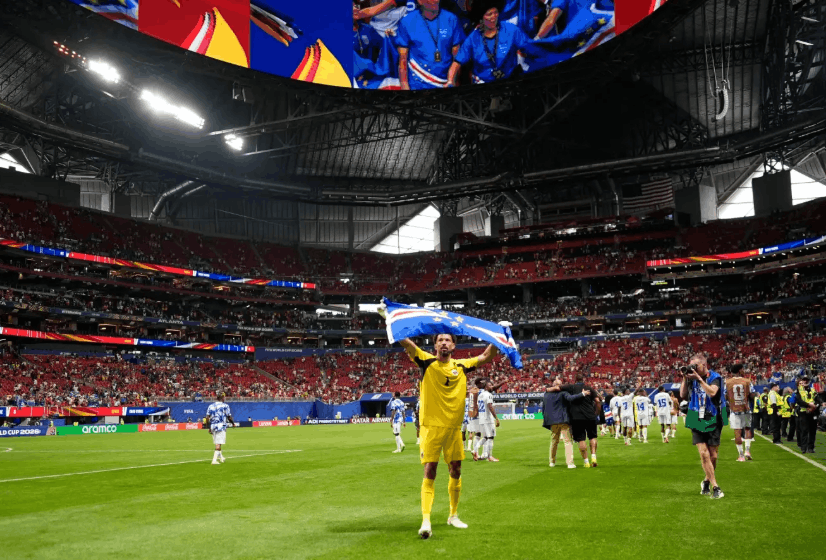 Penjaga gawang Cabo Verde Vitinha dengan bendera kebangsaannya