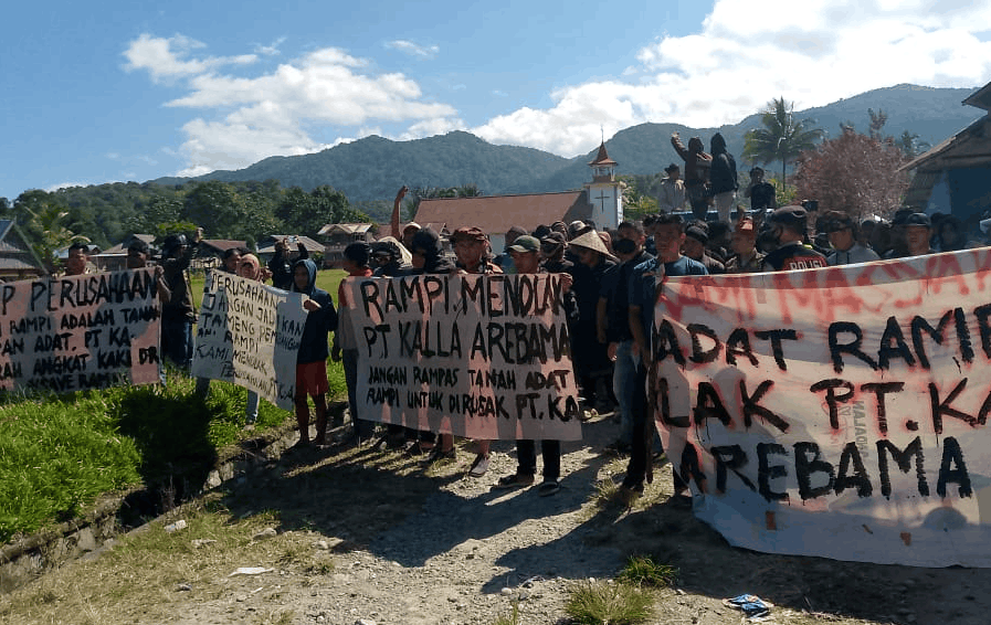 Aksi Warga Rampi Menolak PT Kalla Arebamma